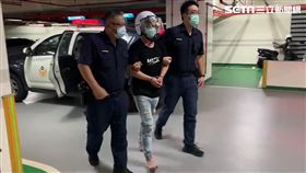 北市卓男打開右後車門進入車內，並從後勒住女車主脖子行搶包包。（圖／翻攝畫面）