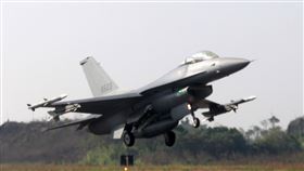 空軍F16V(BLK20)戰機春節加強戰備，全載掛武器裝備緊急起飛捍衛領空安全。（記者邱榮吉/攝影）