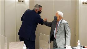 美國印第安納州州長侯康安（左）訪台，24日貼出與張忠謀（右）擊肘問候的照片。（圖／翻攝自推特）