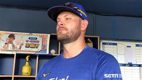 悍將新洋投安得勝手指一直有破皮的狀況。（圖／記者蔡厚瑄攝影）