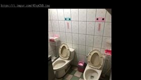 有網友分享麵店廁所的設計。（圖／翻攝自PTT）