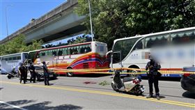 國1北上車禍  1駕駛疑從高架橋墜落（3）國道1號北上17.7K處24日發生2輛自小客車車禍意外，警消表示，其中一名男性駕駛，疑從高架橋墜落至平面道路，送醫時已無呼吸心跳。詳細車禍原因，仍待警方進一步調查釐清。（翻攝畫面）中央社記者劉建邦傳真  111年8月24日