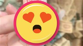 抽屜挖寶，滿滿舊人民幣。（圖／翻攝自微博）