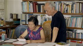 《他還年輕》吳晟和妻子莊芳華有相同興趣理念 牽手近一甲子感情甚篤。（圖／目宿媒體提供）