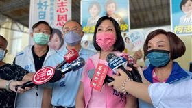 國民黨高雄市長參選人柯志恩（中）今早在黨籍議員、黨部陪同下，至高雄果菜市場掃街拜票。（柯志恩辦公室提供）