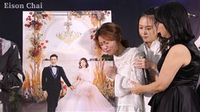 ▲教會送給王瞳一幅與艾成穿婚紗的畫。（圖／記者楊澍攝影）