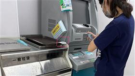 霸占超商ATM半小時！她抓狂罵「怎不去銀行」網反狂打臉（圖／翻攝自爆怨公社）