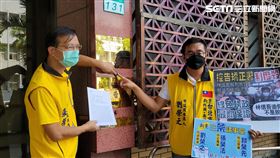 ▲新黨台北市議員參選人赴台北地檢署，針對台南殺警案，兇手林信吾自明德外役監脫逃部分，遞狀告發法務部長等人瀆職。（圖／記者楊佩琪攝）