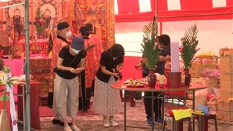 艾成墜樓社區辦法會　她拿香拜不鬆口