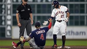 ▲奧圖維（Jose Altuve）、柯瑞亞（Carlos Correa）互相沒收對方安打。（圖／美聯社／達志影像）