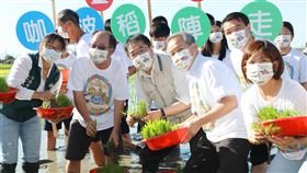 台南彩繪稻田活動揭開序幕  推廣米食文化台南市長黃偉哲（前左3）等人25日在台南市後壁區祭天「拜田頭」，祈求風調雨順，耕作豐收，接著再下田插秧，為彩繪稻田活動揭開序幕，推廣台南米食文化。（台南市政府提供）中央社記者張榮祥台南傳真  111年8月25日