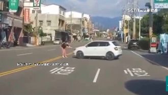 違規婦遇違規迴轉車！人、車均遭開罰