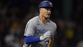 ▲查普曼（Matt Chapman）上演反手拋美技。（圖／美聯社／達志影像）