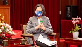 蔡英文總統今（25）日上午接見「『中華民國第62屆中小學科學展覽會』第一名作者師生」。（圖／總統府提供)