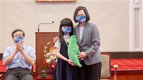 蔡英文總統今（25）日上午接見「『中華民國第62屆中小學科學展覽會』第一名作者師生」。（圖／總統府提供)