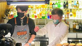 陳時中學調酒 粉絲超嗨「熊抱親耳」