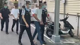 新莊火鍋店惡煞持刀砍人  警連夜逮人（1）新北市新莊區某火鍋店25日晚間發生8名惡煞闖入持刀棍砍殺，2人血流如注，嚇壞旁人，警連夜逮獲7人，1人在逃。（翻攝照片）中央社記者王鴻國傳真  111年6月26日