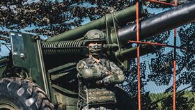 澎防部蔡中士首次擔任砲長一職，操演結束後，為自己的團隊感到驕傲（圖／軍聞社提供）