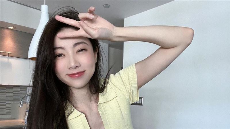 正妹出門忘扣鈕走光　網驚：褲子穿好