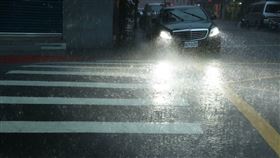 大雨,雨彈,大雨特報,下雨（圖／記者邱榮吉攝）