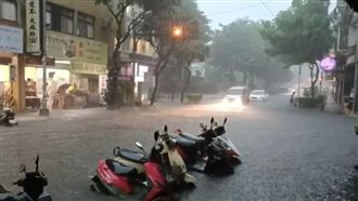 新／永和暴雨！瞬間積水達機車輪胎高