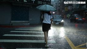 大雨,雨彈,大雨特報,下雨（圖／記者邱榮吉攝）