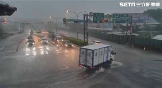 新／新店一級淹水警戒　汽車行駛驚險
