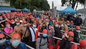 萬人泳渡日月潭落實防疫日月潭萬人泳渡活動27日登場，為做好防疫工作，參與活動的泳客們聽從主辦單位指示，在活動報到處以及朝霧碼頭等地點耐心等候工作人員量測體溫及額溫，也戴上口罩，排隊等待下水。（南投縣政府提供）中央社記者吳哲豪傳真　109年9月27日