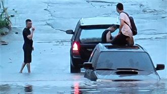 新／新店國道涵洞積水！車輛險遭滅頂