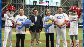 ▲金寅植（左2）與金卿文接受韓國職棒表揚。（圖／取自韓國職棒FB）