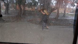 新／信義區淹水　民眾泡泥水中行走