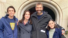 《孤兒怨2：最黑暗的過去》除了伊莎貝拉以外，全片演員都穿18公分厚鞋拍戲，營造視覺年齡落差。（圖／寶嘉提供）