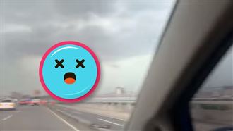 天降巨大紫紅雷柱　驚人畫面曝網嚇呆