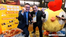 新北市長侯友宜與響樂餐飲鄭瑞賓董事長合影。（圖／記者戴玉翔攝影）