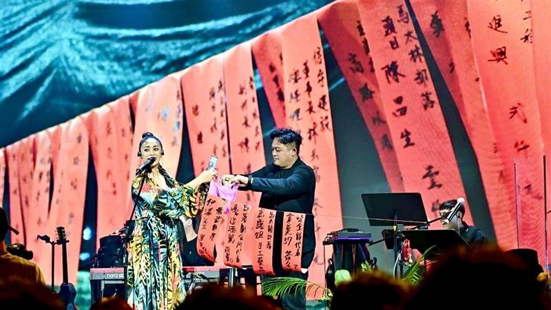 舞思愛開唱根本豐年祭　全場掛紅布條