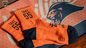 潘武雄引退推出最後一武引退襪。（圖／統一獅提供）