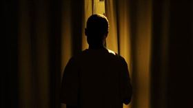 偷窺。（圖／翻攝自pexels）