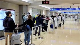 美加紐澳移除落地採檢措施（1）隨著部分國家COVID-19疫情趨緩，中央流行疫情指揮中心日前宣布，18日起移除美加紐澳航班落地採驗措施；美加及紐澳航班旅客抵達後，需在線上填寫電子入境檢疫系統，並經由機場檢疫人員審核，再完成深喉唾液採檢，大約只需1個半小時就可以完成入境手續中央社記者吳睿騏桃園機場攝  111年4月18日