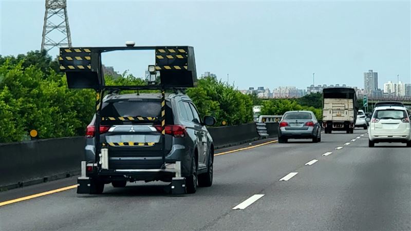 國道驚見「變形神車」狂飆　用途曝光
