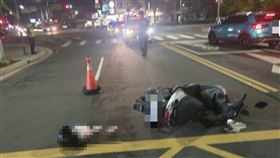 騎士受驚自摔！後照鏡斷裂險插入眼