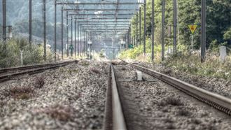 考題出「趴鐵軌聽聲音」台鐵小編崩潰留言