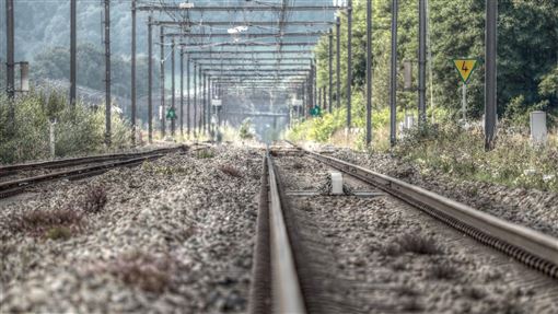 鐵軌自拍發臉書…遭撞斃！生前發文變遺照