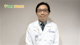 新光吳火獅紀念醫院副院長葉建宏表示，重症肌無力患者由於體內抗體持續攻擊自己的肌肉用來接受神經訊號的接收器，肌肉收不到神經來的指令，導致肌肉無力且容易疲憊，一般多由「眼睛」開始出現症狀，如眼皮下垂、眼球動作不受控制等。