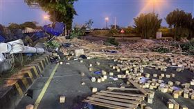 台南,永康交流道,聯結車,翻覆,木材,