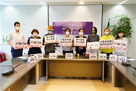 台中傳出校長在20多年前任職國中時，權勢性侵少女，受害者已有3人。（圖／翻攝賴佳微臉書）