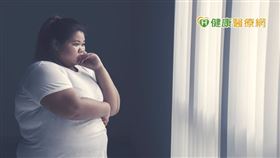 中醫認為肝主疏泄。吳宛容表示，因壓力、情志因素，造成肝氣鬱結，使肝膽疏泄失調，不僅影響脾胃運化，而且不能正常分泌及運輸膽汁，導致過多的脂肪內聚造成肥胖。