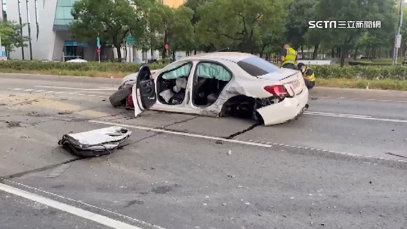 車輪飛了！豪車自撞分隔島　乘客送醫