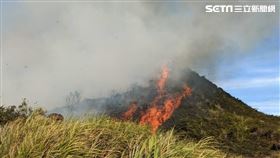 新北市不厭亭古道附近發生火燒山，警消急赴現場射水灌救。（圖／翻攝畫面）