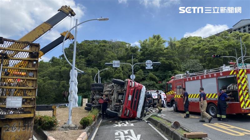 水泥車90°側翻　男受困3小時慘死