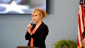 美國參議員布蕾波恩25日晚間抵台訪問，她來台前造訪斐濟、索羅門群島、巴布亞紐幾內亞等3個南太島國。（圖取自facebook.com/marshablackburn）